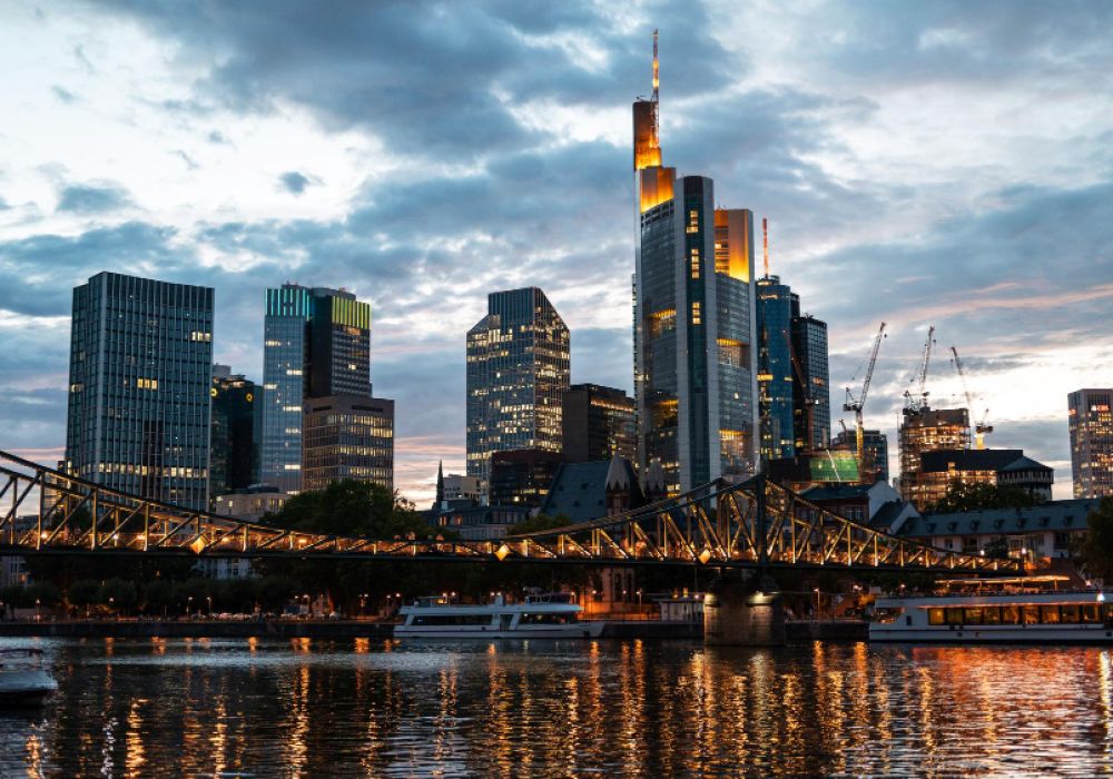 Frankfurter Innenstadt zum Flughafen – typische Stauzeiten 2026 und wie Sie entspannt ankommen